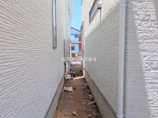 G00378107 神奈川県横須賀市鴨居１丁目 新築一戸建て 3380万円 土地面積102.14m² (約30.89坪) 建物面積96.25m² (約29.11坪) 間取り４ＬＤＫ 築年月2025年04月(築１年以内)【外観9】