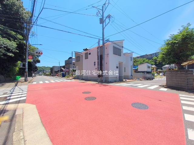 G00378107 神奈川県横須賀市鴨居１丁目 新築一戸建て 3380万円 土地面積102.14m² (約30.89坪) 建物面積96.25m² (約29.11坪) 間取り４ＬＤＫ 築年月2025年04月(築１年以内)【外観10】