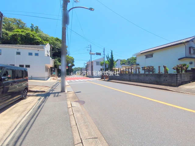 G00378107 神奈川県横須賀市鴨居１丁目 新築一戸建て 3380万円 土地面積102.14m² (約30.89坪) 建物面積96.25m² (約29.11坪) 間取り４ＬＤＫ 築年月2025年04月(築１年以内)【外観12】