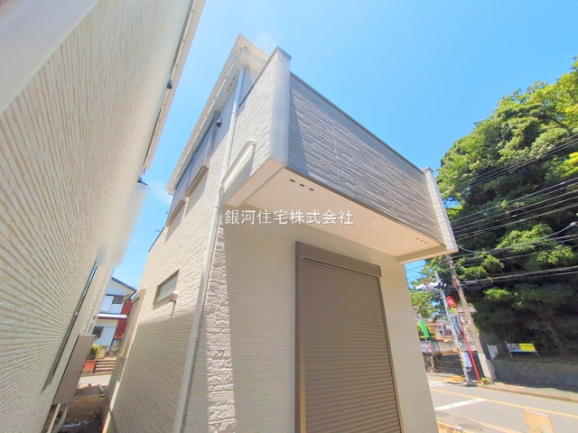 G00378107 神奈川県横須賀市鴨居１丁目 新築一戸建て 3380万円 土地面積102.14m² (約30.89坪) 建物面積96.25m² (約29.11坪) 間取り４ＬＤＫ 築年月2025年04月(築１年以内)【外観16】
