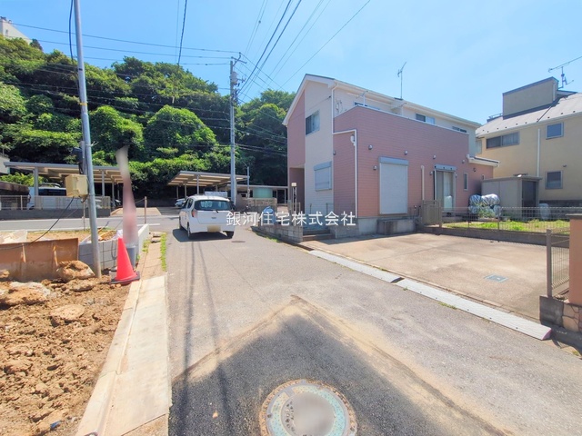 G00378118 千葉県船橋市西習志野１丁目 新築一戸建て 4280万円 土地面積92.05m² (約27.84坪) 建物面積90.61m² (約27.40坪) 間取り３ＳＬＤＫ 築年月2025年07月(築１年以内)【外観4】