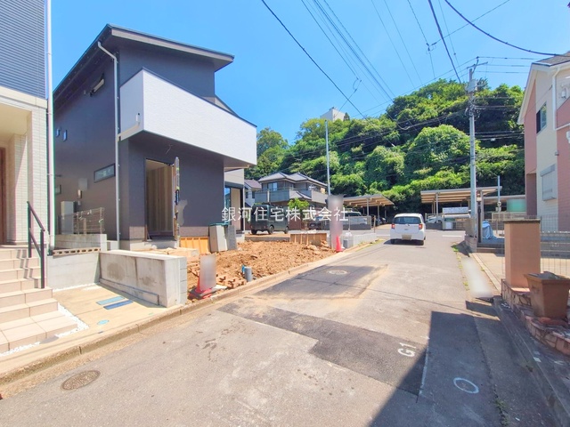 G00378118 千葉県船橋市西習志野１丁目 新築一戸建て 4280万円 土地面積92.05m² (約27.84坪) 建物面積90.61m² (約27.40坪) 間取り３ＳＬＤＫ 築年月2025年07月(築１年以内)【外観11】
