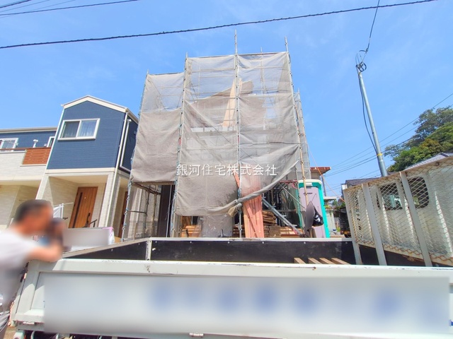 G00378118 千葉県船橋市西習志野１丁目 新築一戸建て 4280万円 土地面積92.05m² (約27.84坪) 建物面積90.61m² (約27.40坪) 間取り３ＳＬＤＫ 築年月2025年07月(築１年以内)【外観16】