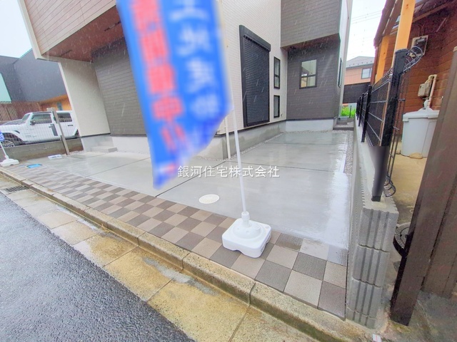 G00378128 埼玉県狭山市中央１丁目 新築一戸建て 3998万円 土地面積102.73m² (約31.07坪) 建物面積98.53m² (約29.80坪) 間取り３ＬＤＫ 築年月2025年07月(築１年以内)【外観5】