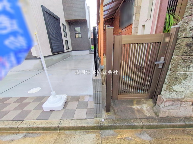 G00378128 埼玉県狭山市中央１丁目 新築一戸建て 3998万円 土地面積102.73m² (約31.07坪) 建物面積98.53m² (約29.80坪) 間取り３ＬＤＫ 築年月2025年07月(築１年以内)【外観6】