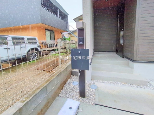 G00378128 埼玉県狭山市中央１丁目 新築一戸建て 3998万円 土地面積102.73m² (約31.07坪) 建物面積98.53m² (約29.80坪) 間取り３ＬＤＫ 築年月2025年07月(築１年以内)【外観8】