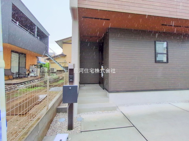 G00378128 埼玉県狭山市中央１丁目 新築一戸建て 3998万円 土地面積102.73m² (約31.07坪) 建物面積98.53m² (約29.80坪) 間取り３ＬＤＫ 築年月2025年07月(築１年以内)【外観9】