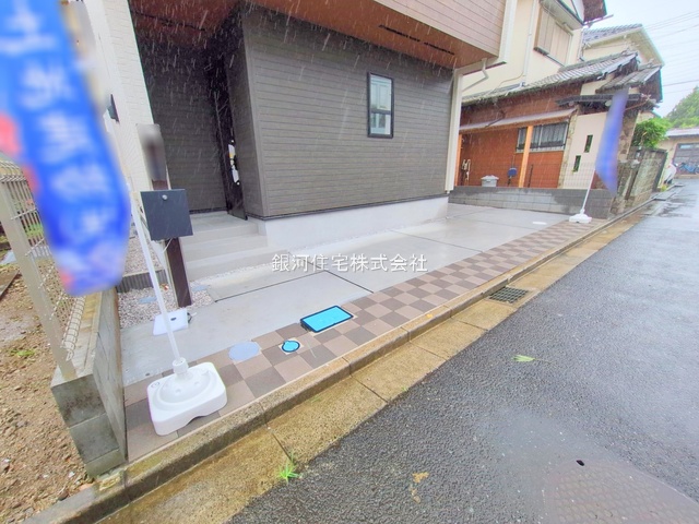 G00378128 埼玉県狭山市中央１丁目 新築一戸建て 3998万円 土地面積102.73m² (約31.07坪) 建物面積98.53m² (約29.80坪) 間取り３ＬＤＫ 築年月2025年07月(築１年以内)【外観10】