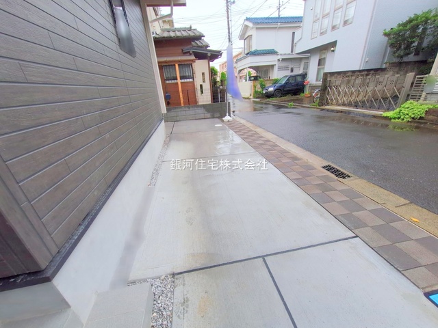 G00378128 埼玉県狭山市中央１丁目 新築一戸建て 3998万円 土地面積102.73m² (約31.07坪) 建物面積98.53m² (約29.80坪) 間取り３ＬＤＫ 築年月2025年07月(築１年以内)【外観13】