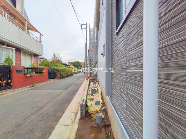 G00383309 東京都練馬区下石神井５丁目 新築一戸建て 7090万円 土地面積88.50m² (約26.77坪) 建物面積89.11m² (約26.95坪) 間取り４ＬＤＫ 築年月2025年11月(築１年以内)【外観18】