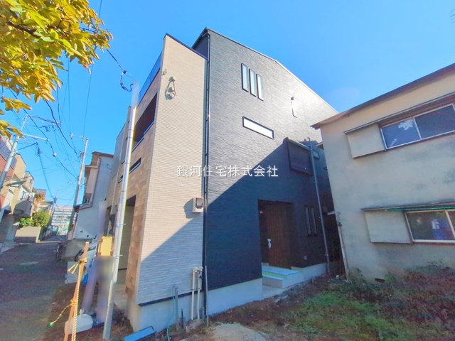 G00384231 東京都北区中十条３丁目 新築一戸建て 9488万円 土地面積74.61m² (約22.56坪) 建物面積132.31m² (約40.02坪) 間取り２ＳＬＤＫ 築年月2025年12月【外観2】