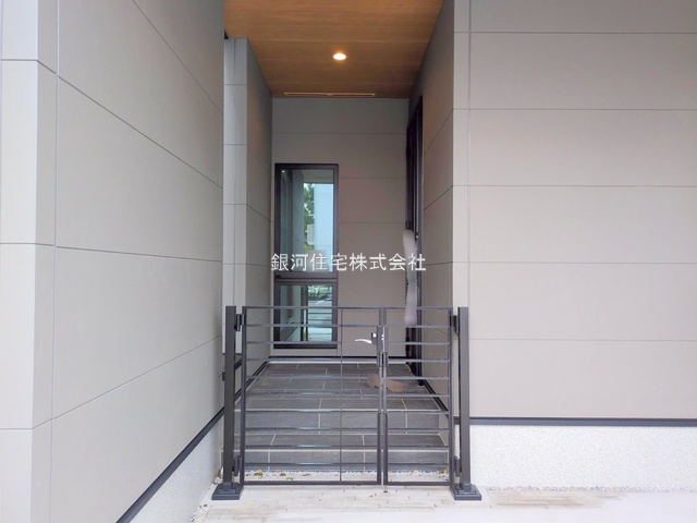 G00384250 東京都世田谷区上馬５丁目 新築一戸建て 1億4990万円 土地面積110.01m² (約33.27坪) 建物面積110.24m² (約33.34坪) 間取り３ＳＬＤＫ 築年月2025年09月(築１年以内)【外観8】