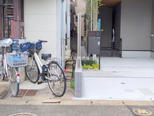 G00384250 東京都世田谷区上馬５丁目 新築一戸建て 1億4990万円 土地面積110.01m² (約33.27坪) 建物面積110.24m² (約33.34坪) 間取り３ＳＬＤＫ 築年月2025年09月(築１年以内)【外観13】