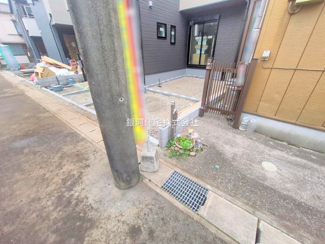 G00384270 千葉県松戸市千駄堀 新築一戸建て 4290万円 土地面積106.85m² (約32.32坪) 建物面積104.48m² (約31.60坪) 間取り４ＬＤＫ 築年月2025年12月【外観9】