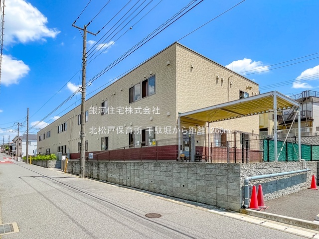 G00384270 千葉県松戸市千駄堀 新築一戸建て 4290万円 土地面積106.85m² (約32.32坪) 建物面積104.48m² (約31.60坪) 間取り４ＬＤＫ 築年月2025年12月【周辺環境】北松戸保育所