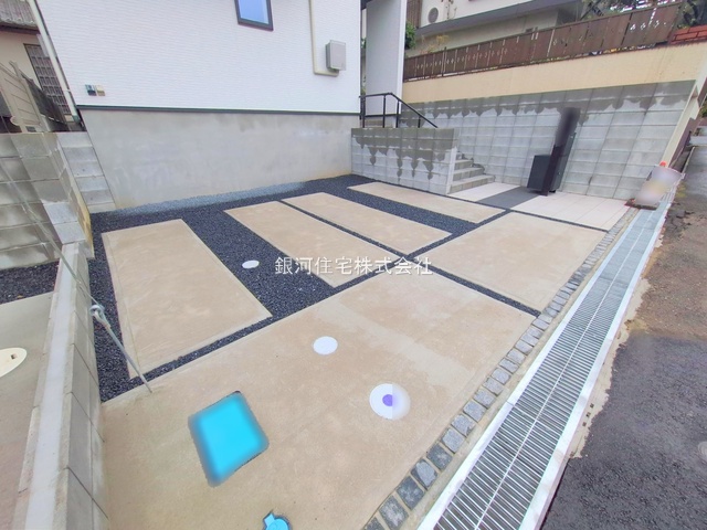 G00384341 千葉県八千代市八千代台南２丁目 新築一戸建て 4690万円 土地面積123.97m² (約37.50坪) 建物面積102.29m² (約30.94坪) 間取り４ＬＤＫ 築年月2025年06月(築１年以内)【外観11】