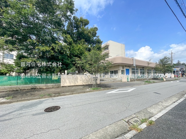 G00384357 千葉県船橋市習志野台５丁目 新築一戸建て 4799万円 土地面積128.06m² (約38.73坪) 建物面積108.88m² (約32.93坪) 間取り４ＬＤＫ 築年月2025年11月(築１年以内)【周辺環境】船橋市立習志野台第二小学校