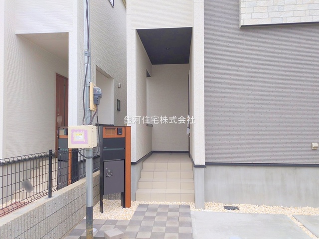 G00384896 千葉県船橋市習志野台６丁目 新築一戸建て 5290万円 土地面積132.35m² (約40.03坪) 建物面積103.65m² (約31.35坪) 間取り３ＬＤＫ 築年月2025年11月(築１年以内)【外観4】