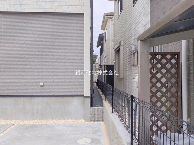 G00384896 千葉県船橋市習志野台６丁目 新築一戸建て 5290万円 土地面積132.35m² (約40.03坪) 建物面積103.65m² (約31.35坪) 間取り３ＬＤＫ 築年月2025年11月(築１年以内)【外観9】