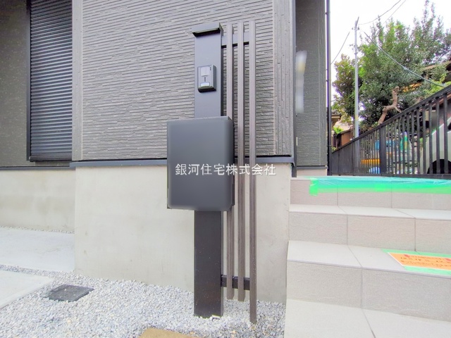 G00385102 埼玉県川口市領家３丁目 新築一戸建て 3899万円 土地面積81.70m² (約24.71坪) 建物面積108.09m² (約32.69坪) 間取り３ＬＤＫ 築年月2025年10月(築１年以内)【外観4】