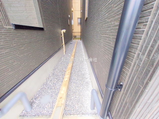 G00385102 埼玉県川口市領家３丁目 新築一戸建て 3899万円 土地面積81.70m² (約24.71坪) 建物面積108.09m² (約32.69坪) 間取り３ＬＤＫ 築年月2025年10月(築１年以内)【外観16】