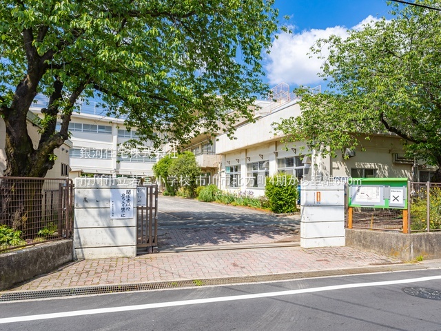 G00385850 千葉県市川市北方町４丁目 新築一戸建て 5199万円 土地面積134.11m² (約40.56坪) 建物面積105.24m² (約31.83坪) 間取り２ＳＬＤＫ 築年月2025年12月(築１年以内)【周辺環境】市川市立若宮小学校