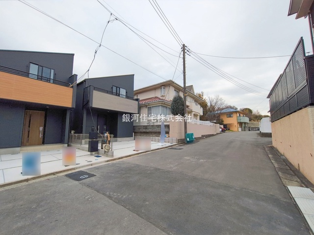 G00385954 神奈川県横浜市港南区上永谷５丁目 新築一戸建て 6690万円 土地面積131.90m² (約39.89坪) 建物面積102.73m² (約31.07坪) 間取り４ＬＤＫ 築年月2025年12月(築１年以内)【外観3】