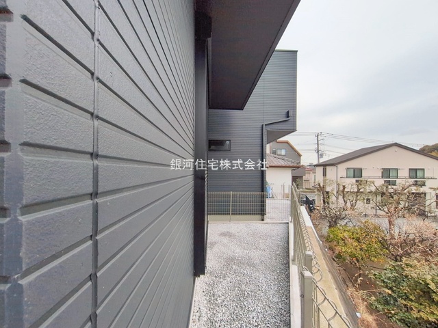 G00385954 神奈川県横浜市港南区上永谷５丁目 新築一戸建て 6690万円 土地面積131.90m² (約39.89坪) 建物面積102.73m² (約31.07坪) 間取り４ＬＤＫ 築年月2025年12月(築１年以内)【外観5】