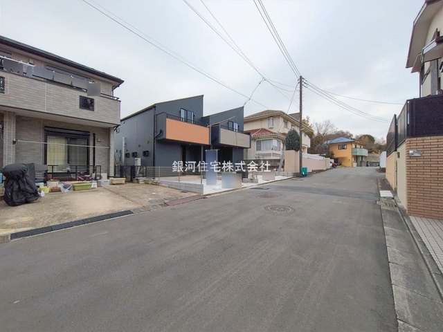 G00385954 神奈川県横浜市港南区上永谷５丁目 新築一戸建て 6690万円 土地面積131.90m² (約39.89坪) 建物面積102.73m² (約31.07坪) 間取り４ＬＤＫ 築年月2025年12月(築１年以内)【外観7】