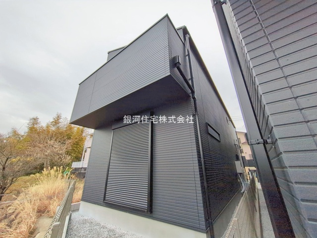 G00385954 神奈川県横浜市港南区上永谷５丁目 新築一戸建て 6690万円 土地面積131.90m² (約39.89坪) 建物面積102.73m² (約31.07坪) 間取り４ＬＤＫ 築年月2025年12月(築１年以内)【外観11】