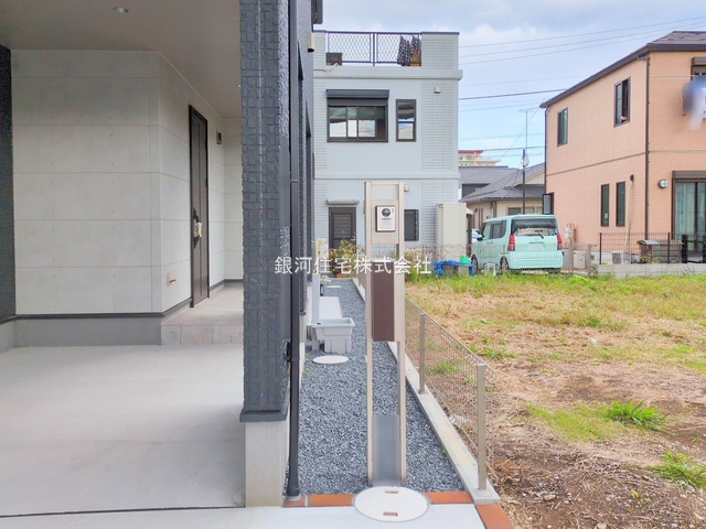 G00387107 千葉県千葉市稲毛区穴川町 新築一戸建て 4780万円 土地面積100.08m² (約30.27坪) 建物面積112.40m² (約34.00坪) 間取り３ＬＤＫ 築年月2025年06月(築１年以内)【外観17】