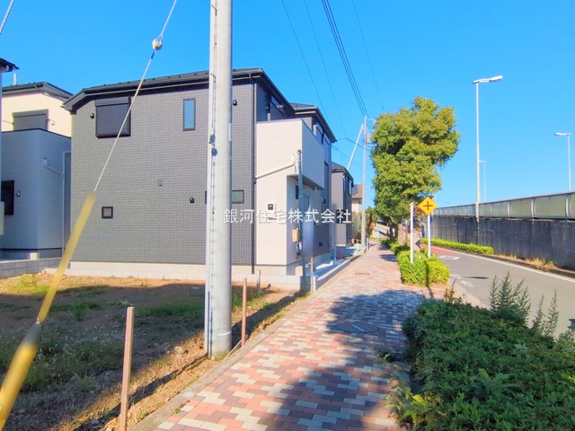 G00387172 東京都稲城市押立 新築一戸建て 5730万円 土地面積100.01m² (約30.25坪) 建物面積99.36m² (約30.05坪) 間取り４ＬＤＫ 築年月2025年11月(築１年以内)【外観3】