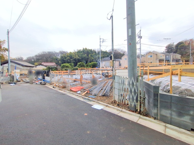 G00388084 東京都稲城市若葉台１丁目 新築一戸建て 5780万円 土地面積130.10m² (約39.35坪) 建物面積100.84m² (約30.50坪) 間取り３ＳＬＤＫ 築年月2026年02月【外観8】