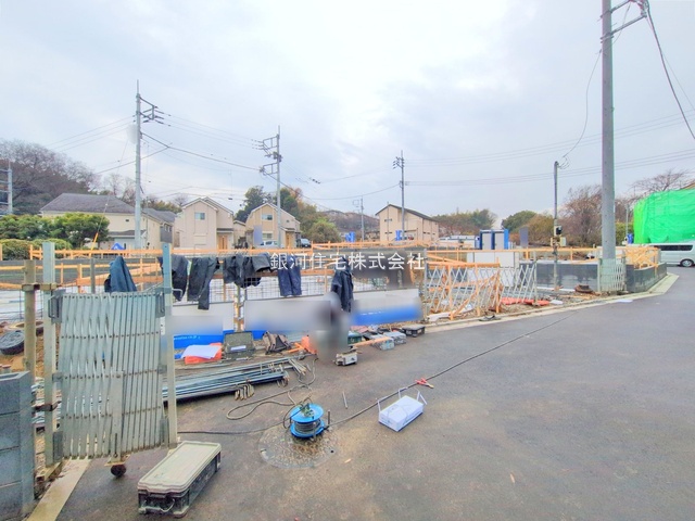 G00388084 東京都稲城市若葉台１丁目 新築一戸建て 5780万円 土地面積130.10m² (約39.35坪) 建物面積100.84m² (約30.50坪) 間取り３ＳＬＤＫ 築年月2026年02月【外観9】