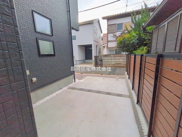 G00388119 東京都東村山市久米川町１丁目 新築一戸建て 4580万円 土地面積105.41m² (約31.88坪) 建物面積102.19m² (約30.91坪) 間取り４ＬＤＫ 築年月2025年12月(築１年以内)【外観4】