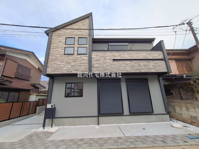 G00388119 東京都東村山市久米川町１丁目 新築一戸建て 4580万円 土地面積105.41m² (約31.88坪) 建物面積102.19m² (約30.91坪) 間取り４ＬＤＫ 築年月2025年12月(築１年以内)【外観10】