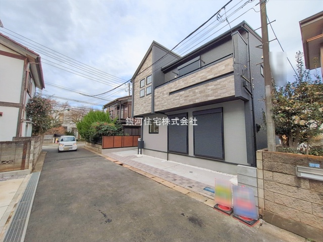 G00388119 東京都東村山市久米川町１丁目 新築一戸建て 4580万円 土地面積105.41m² (約31.88坪) 建物面積102.19m² (約30.91坪) 間取り４ＬＤＫ 築年月2025年12月(築１年以内)【外観12】