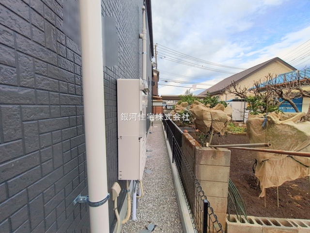 G00388119 東京都東村山市久米川町１丁目 新築一戸建て 4580万円 土地面積105.41m² (約31.88坪) 建物面積102.19m² (約30.91坪) 間取り４ＬＤＫ 築年月2025年12月(築１年以内)【外観13】