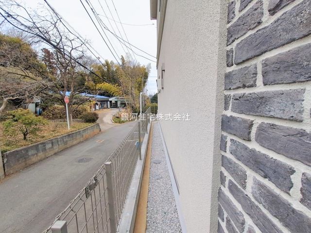 G00388536 東京都稲城市坂浜 新築一戸建て 5480万円 土地面積130.20m² (約39.38坪) 建物面積103.92m² (約31.43坪) 間取り２ＳＬＤＫ 築年月2026年02月(築１年以内)【外観8】