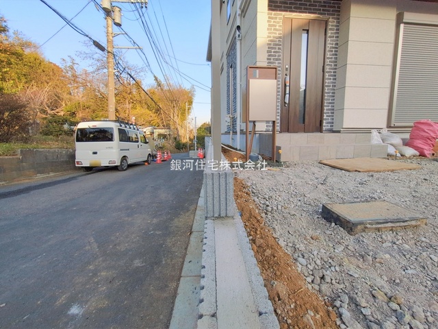 G00388536 東京都稲城市坂浜 新築一戸建て 5480万円 土地面積130.20m² (約39.38坪) 建物面積103.92m² (約31.43坪) 間取り２ＳＬＤＫ 築年月2026年02月(築１年以内)【外観17】