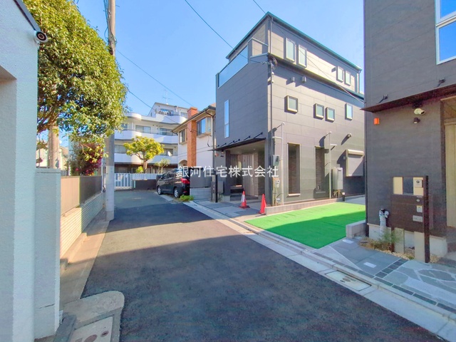 G00388539 東京都中野区沼袋２丁目 新築一戸建て 9780万円 土地面積66.06m² (約19.98坪) 建物面積108.79m² (約32.90坪) 間取り３ＳＬＤＫ 築年月2025年09月(築１年以内)【外観3】