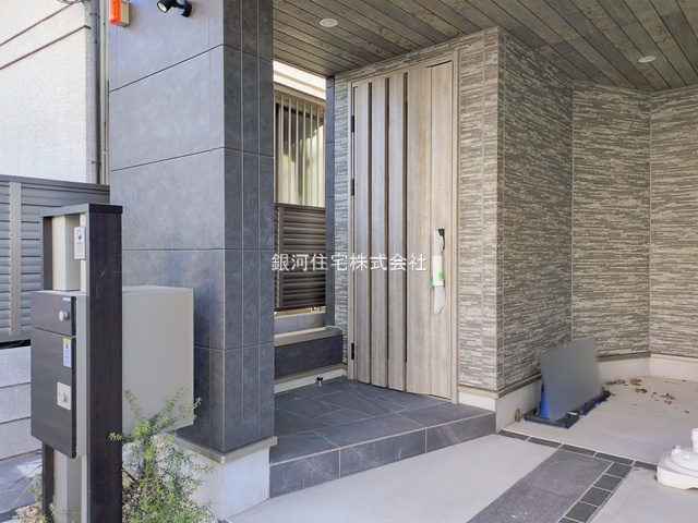 G00388539 東京都中野区沼袋２丁目 新築一戸建て 9780万円 土地面積66.06m² (約19.98坪) 建物面積108.79m² (約32.90坪) 間取り３ＳＬＤＫ 築年月2025年09月(築１年以内)【外観8】