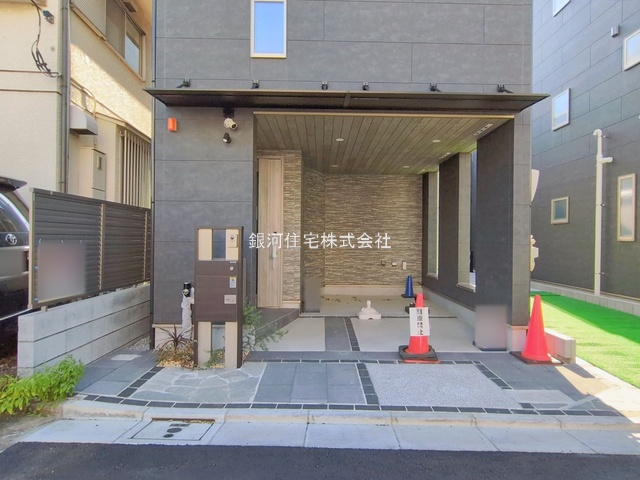 G00388539 東京都中野区沼袋２丁目 新築一戸建て 9780万円 土地面積66.06m² (約19.98坪) 建物面積108.79m² (約32.90坪) 間取り３ＳＬＤＫ 築年月2025年09月(築１年以内)【外観16】