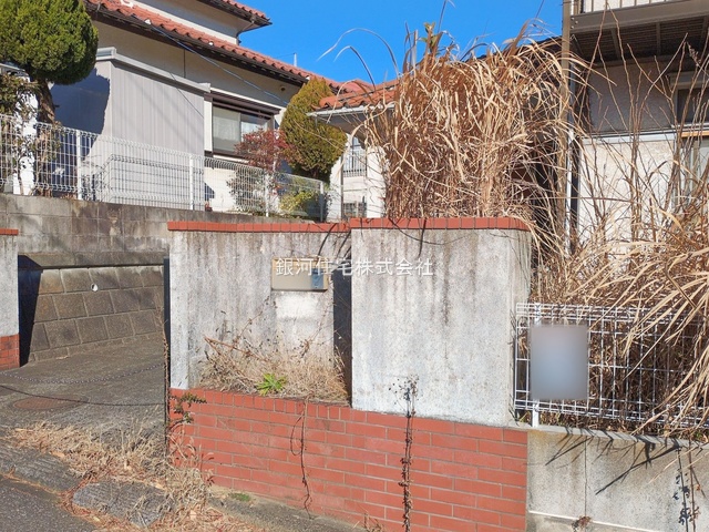 G00389354 千葉県市原市桜台３丁目 中古一戸建て 1649万円 土地面積225.15m² (約68.10坪) 建物面積117.03m² (約35.40坪) 間取り４ＬＤＫ 築年月1980年12月(築45年)【外観4】