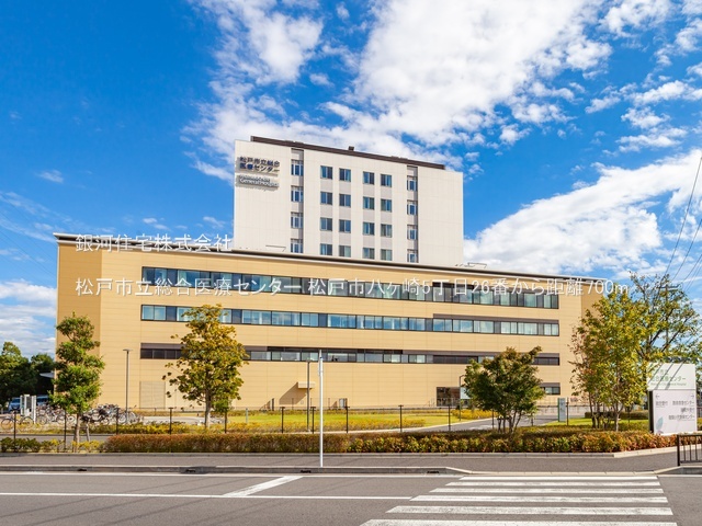 G00390036 千葉県松戸市八ヶ崎５丁目 新築一戸建て 3990万円 土地面積138.11m² (約41.77坪) 建物面積102.46m² (約30.99坪) 間取り４ＬＤＫ 築年月2026年05月(築１年以内)【周辺環境】松戸市立総合医療センター