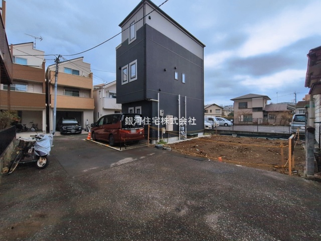 G00390101 神奈川県横浜市磯子区栗木１丁目 新築一戸建て 3680万円 土地面積77.94m² (約23.57坪) 建物面積65.81m² (約19.90坪) 間取り１ＳＬＤＫ 築年月2026年06月【外観2】