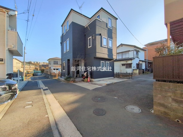 G00390101 神奈川県横浜市磯子区栗木１丁目 新築一戸建て 3680万円 土地面積77.94m² (約23.57坪) 建物面積65.81m² (約19.90坪) 間取り１ＳＬＤＫ 築年月2026年06月【外観6】