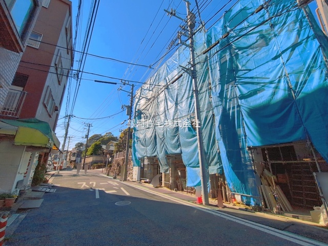 G00390106 神奈川県横浜市中区赤門町１丁目 新築一戸建て 6380万円 土地面積84.90m² (約25.68坪) 建物面積114.38m² (約34.59坪) 間取り３ＳＬＤＫ 築年月2026年04月【外観3】