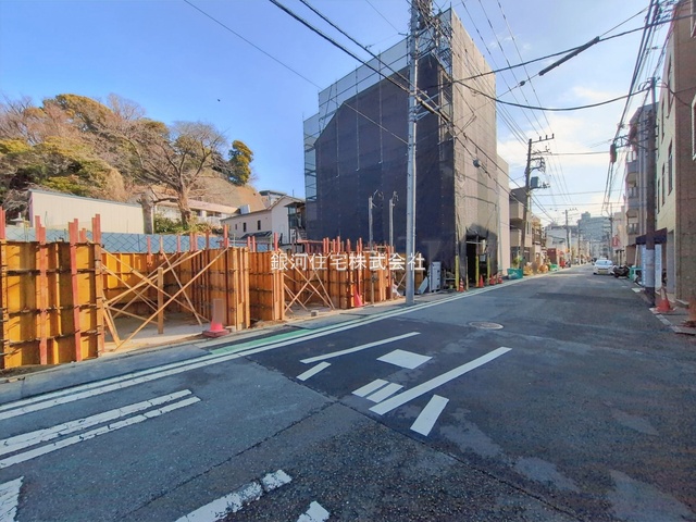 G00390106 神奈川県横浜市中区赤門町１丁目 新築一戸建て 6380万円 土地面積84.90m² (約25.68坪) 建物面積114.38m² (約34.59坪) 間取り３ＳＬＤＫ 築年月2026年04月【外観12】