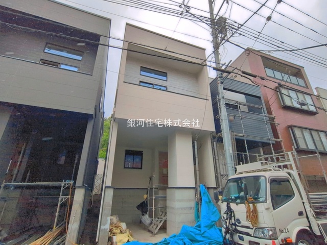 G00390106 神奈川県横浜市中区赤門町１丁目 新築一戸建て 4480万円 土地面積84.90m² (約25.68坪) 建物面積114.38m² (約34.59坪) 間取り３ＳＬＤＫ 築年月2026年07月(築１年以内)【外観17】